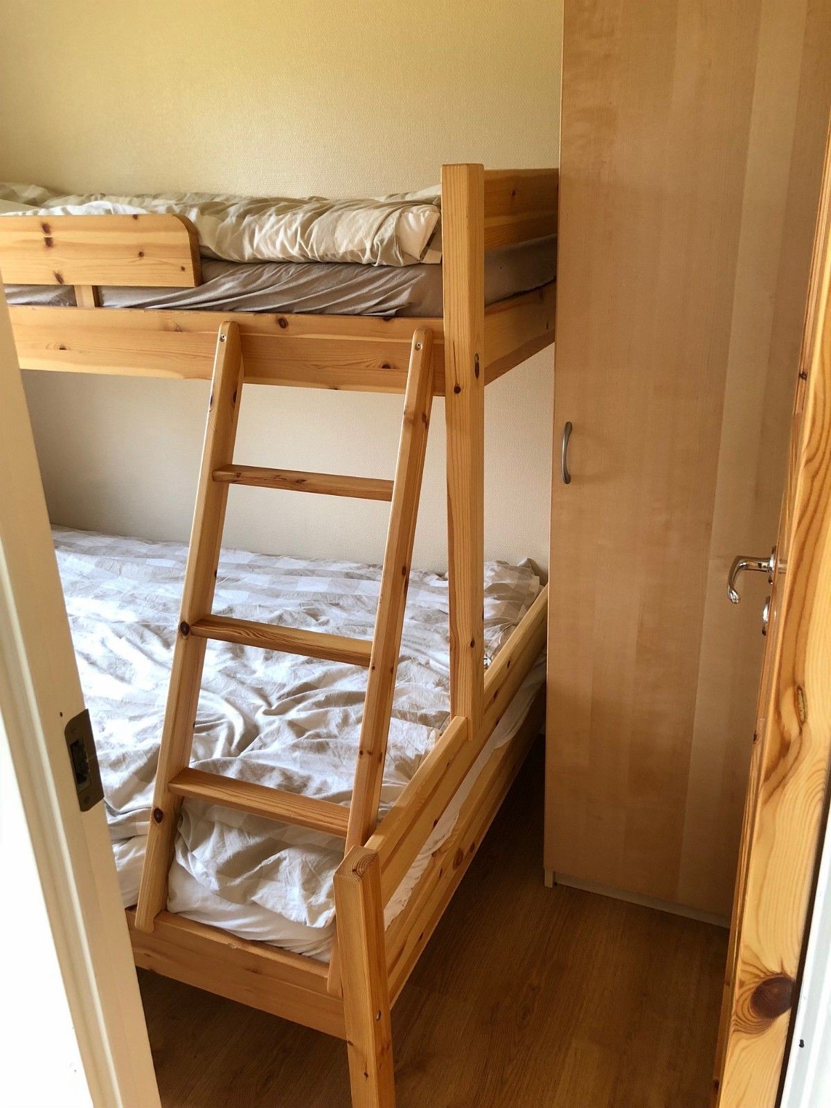 Soverom med familiekøye Galleribilde