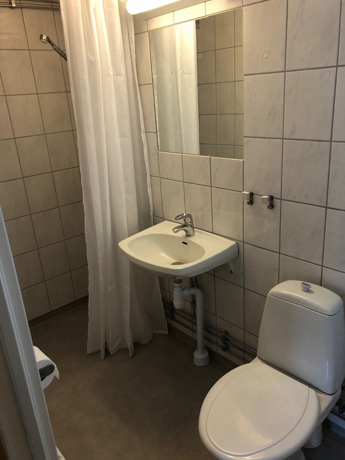 Bad med toalett og dusjhjørne Galleribilde