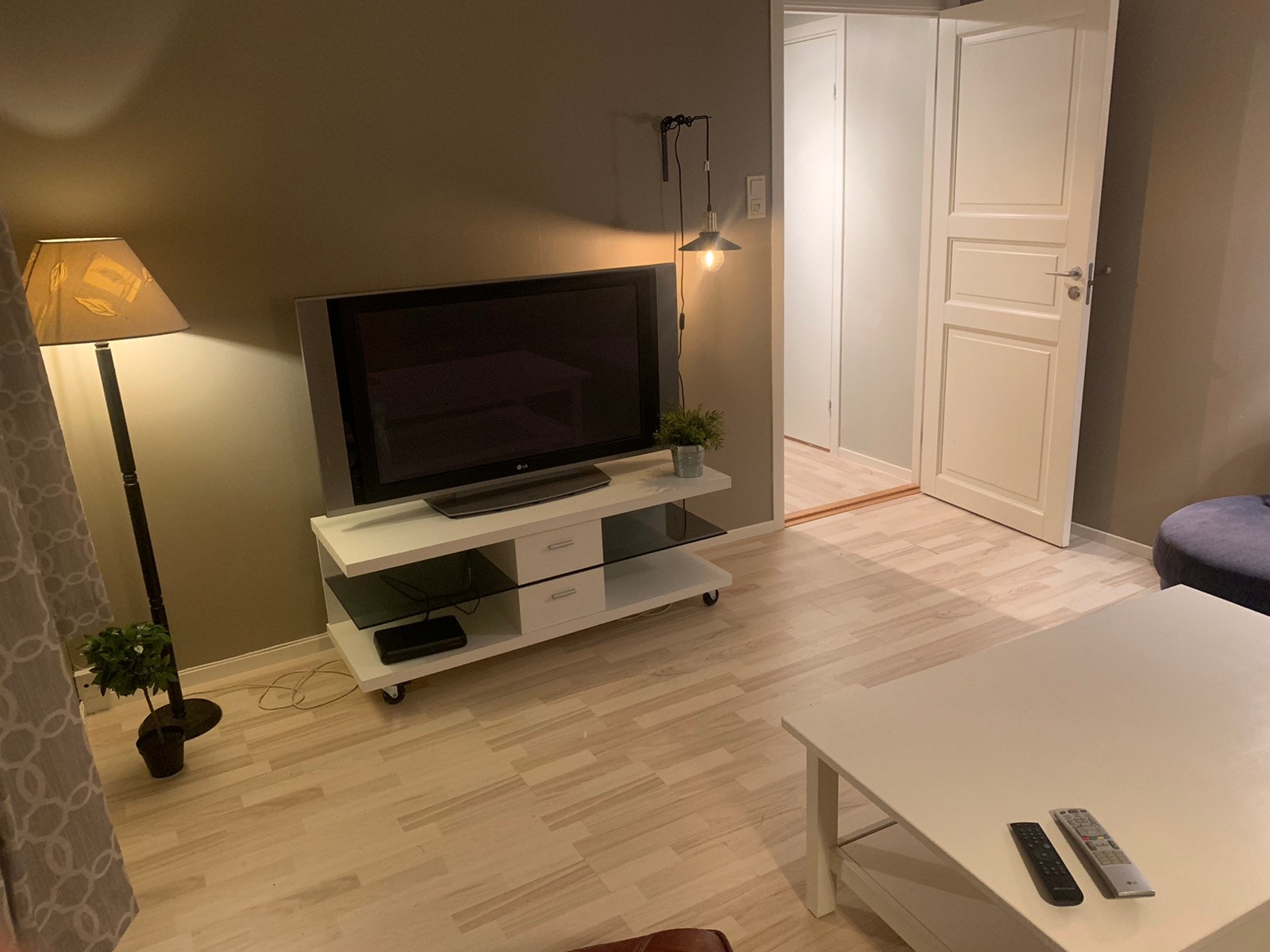 Stue med fiberkabel TV Galleribilde