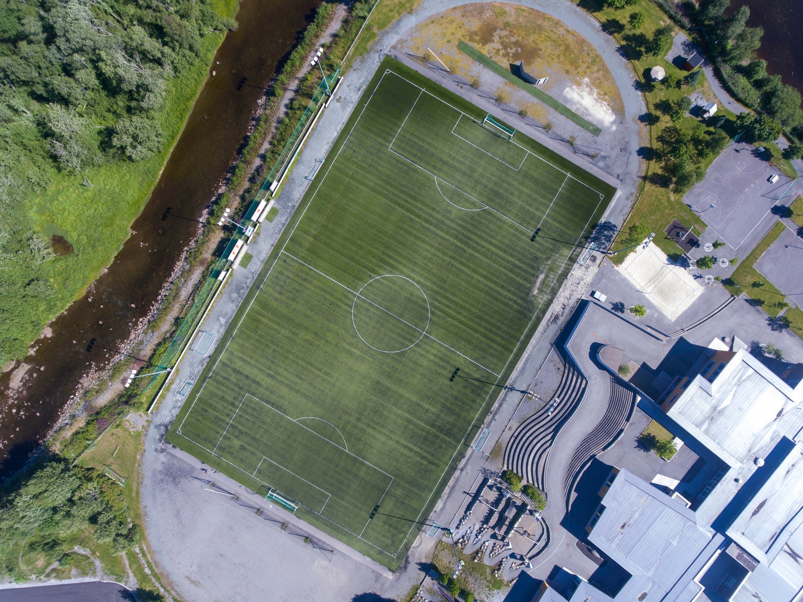 Åfjord Idrettslag har tilbud innenfor både fotball, håndball, langrenn og friidrett Galleribilde