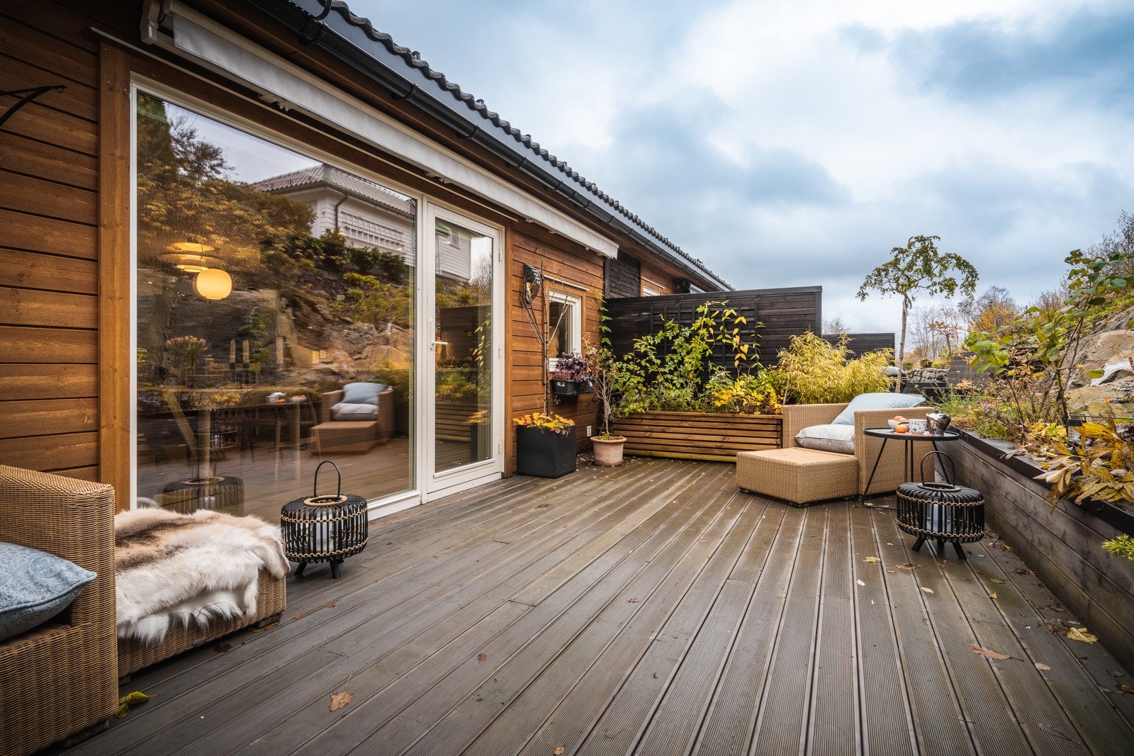 På terrassen utenfor stuen har du god plass til hagemøblene Galleribilde