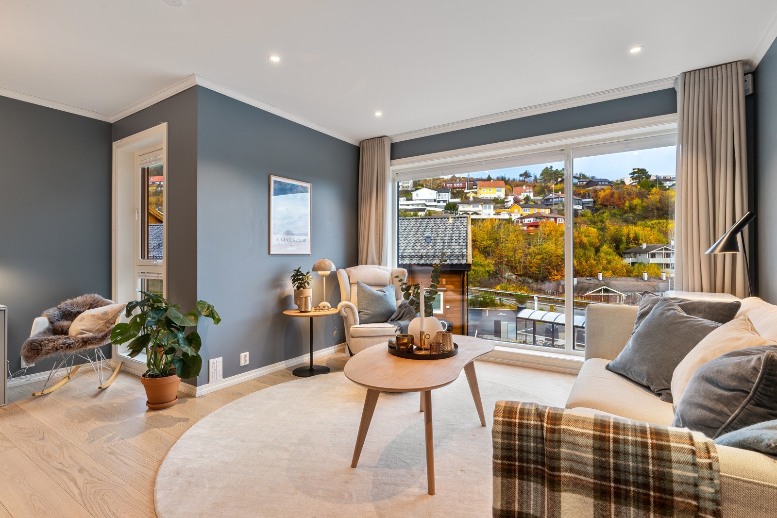 Delikat stue med store vinduer som slipper inn naturlig lys Galleribilde