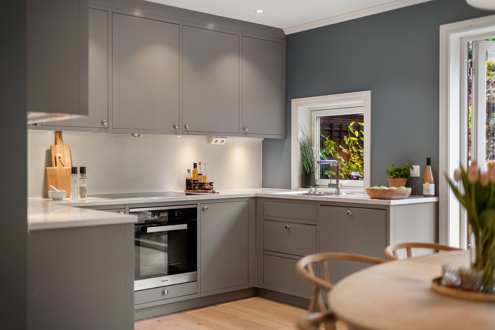 På kjøkkenet finner du integrert platetopp m/induksjon, stekeovn, oppvaskmaskin, kjøleskap, fryseskap og kaffemaskin Galleribilde