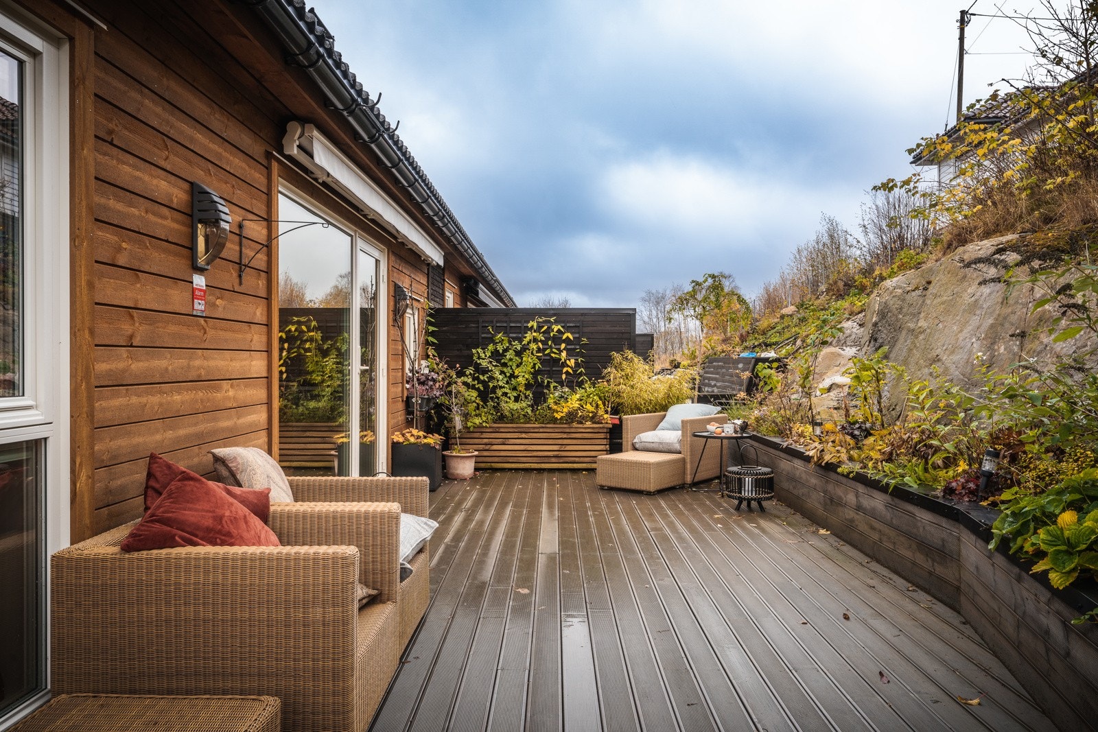 Fredelig terrasse bak huset Galleribilde