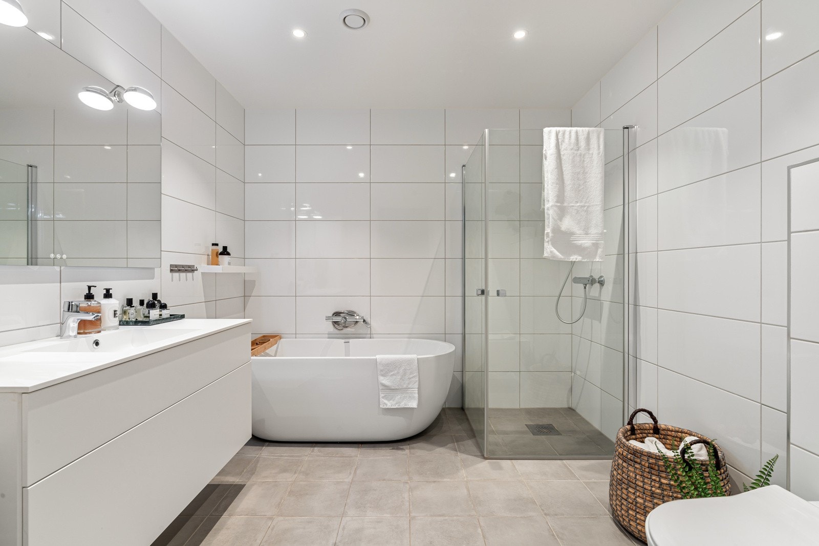 Badet er av god størrelse hvor det er både dusjhjørne og badekar Galleribilde