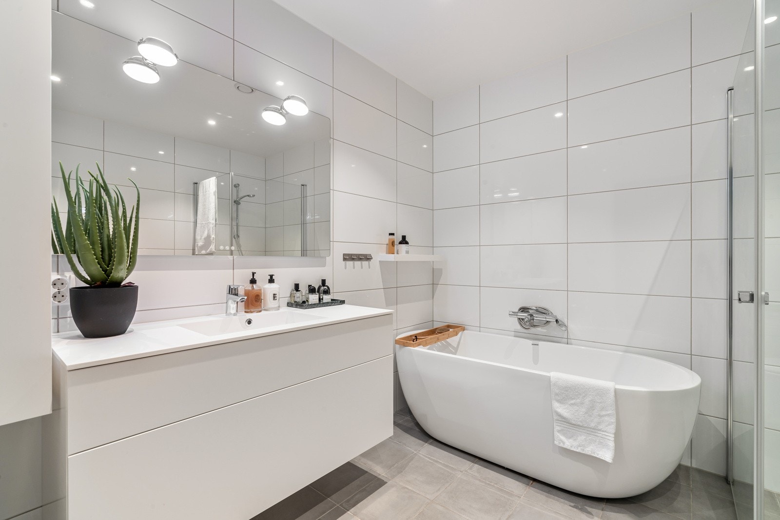 Delikat og lyst bad med fliser på gulv og vegger Galleribilde