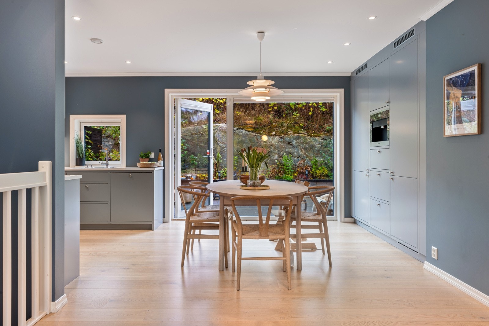 Her er det god plass til spisebord og stoler Galleribilde