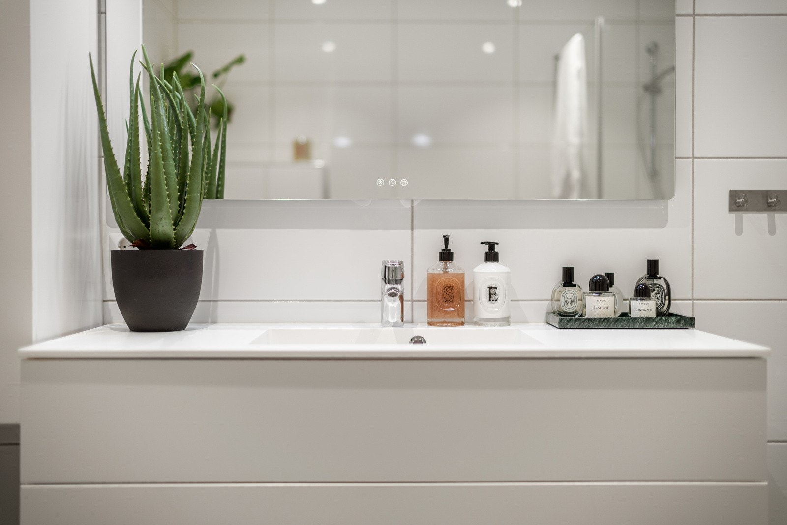 Moderne baderomsinnredning med heldekkende servant Galleribilde