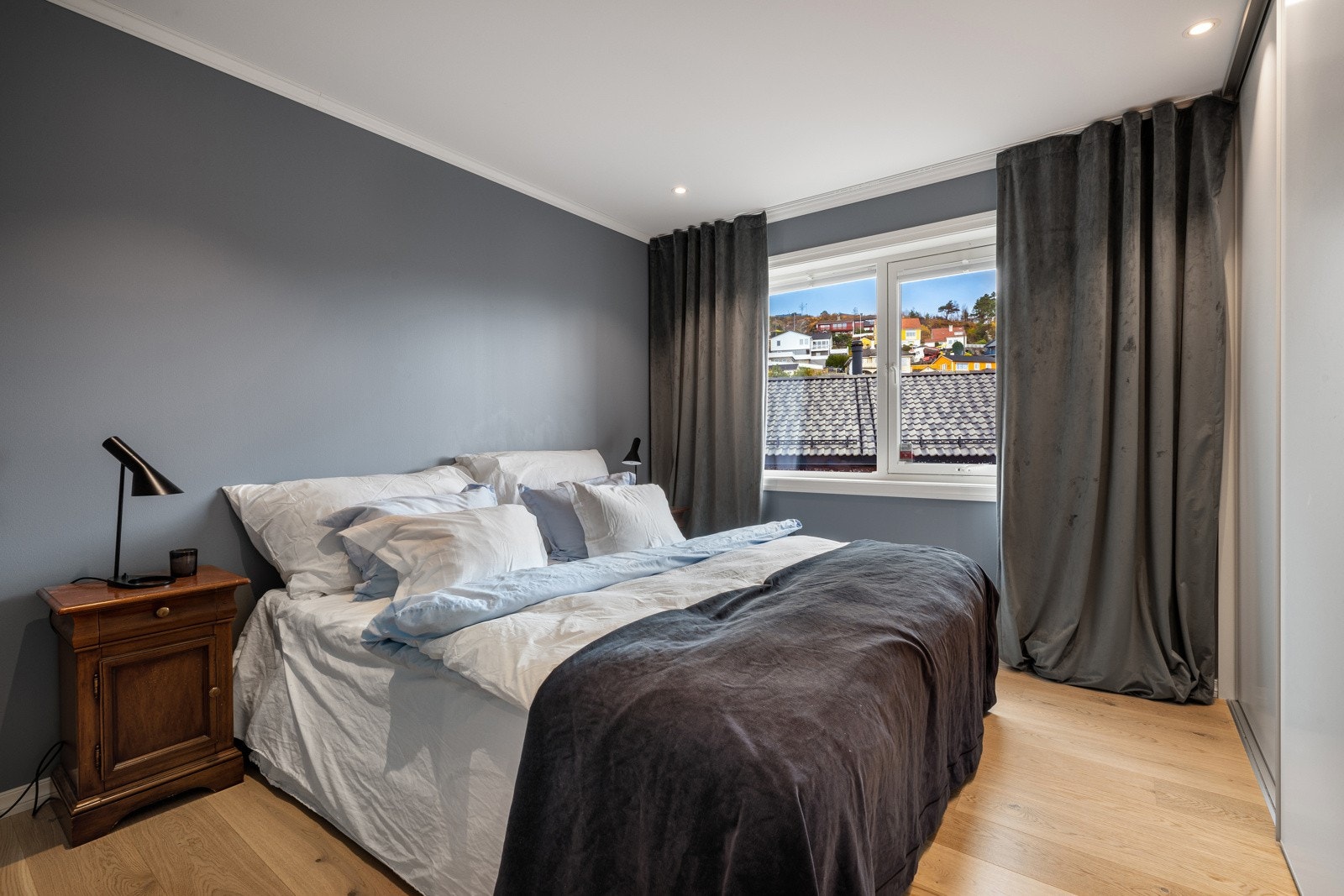 Soverom av god størrelse hvor det er plass til en stor seng Galleribilde