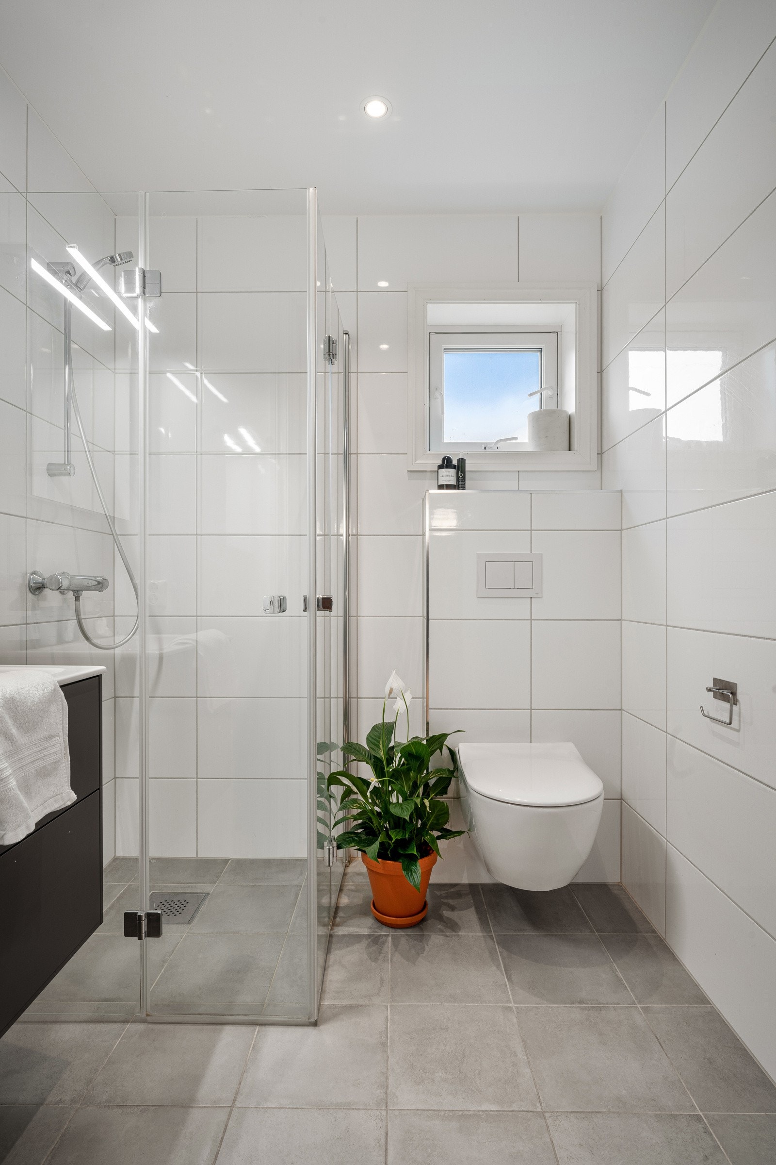 Badet har fliser på gulv og vegger Galleribilde