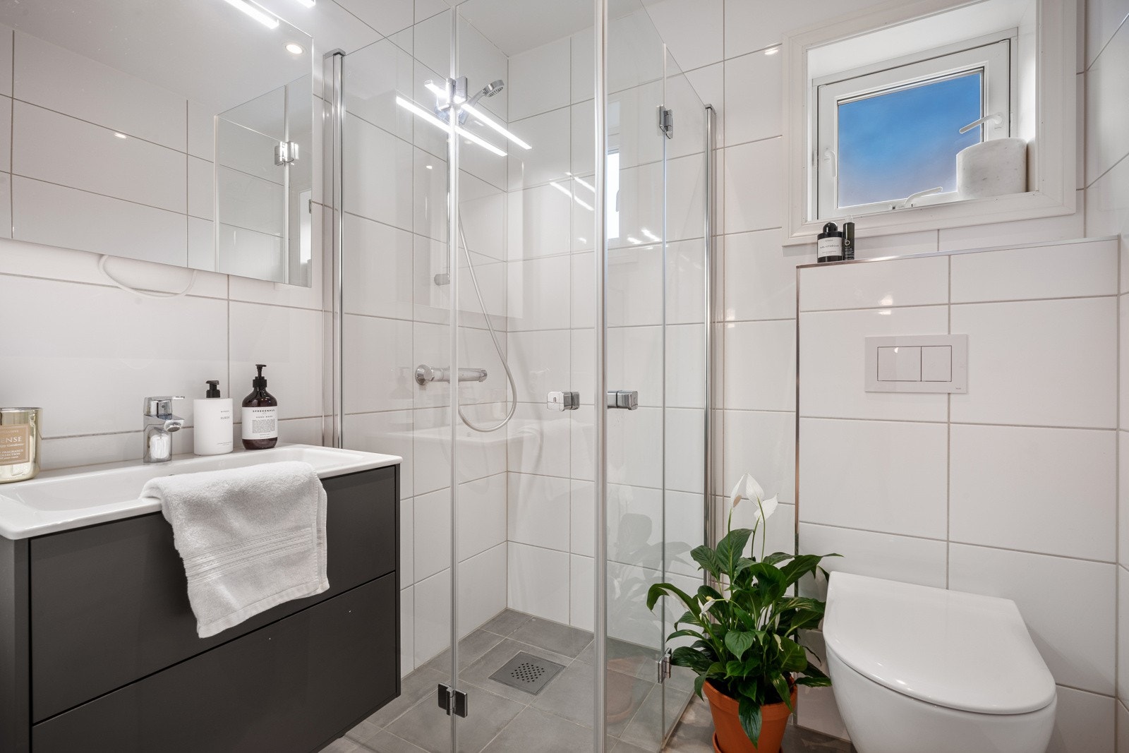 Moderne bad med stort dusjhjørnet Galleribilde