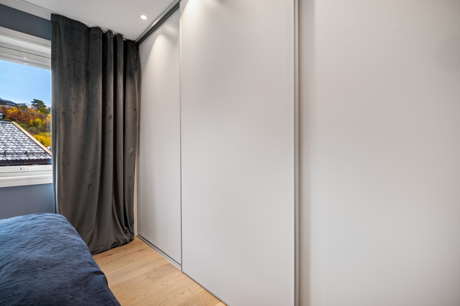 Stor skyvedørsgarderobe hvor man har god plass til oppbevaring av klær Galleribilde