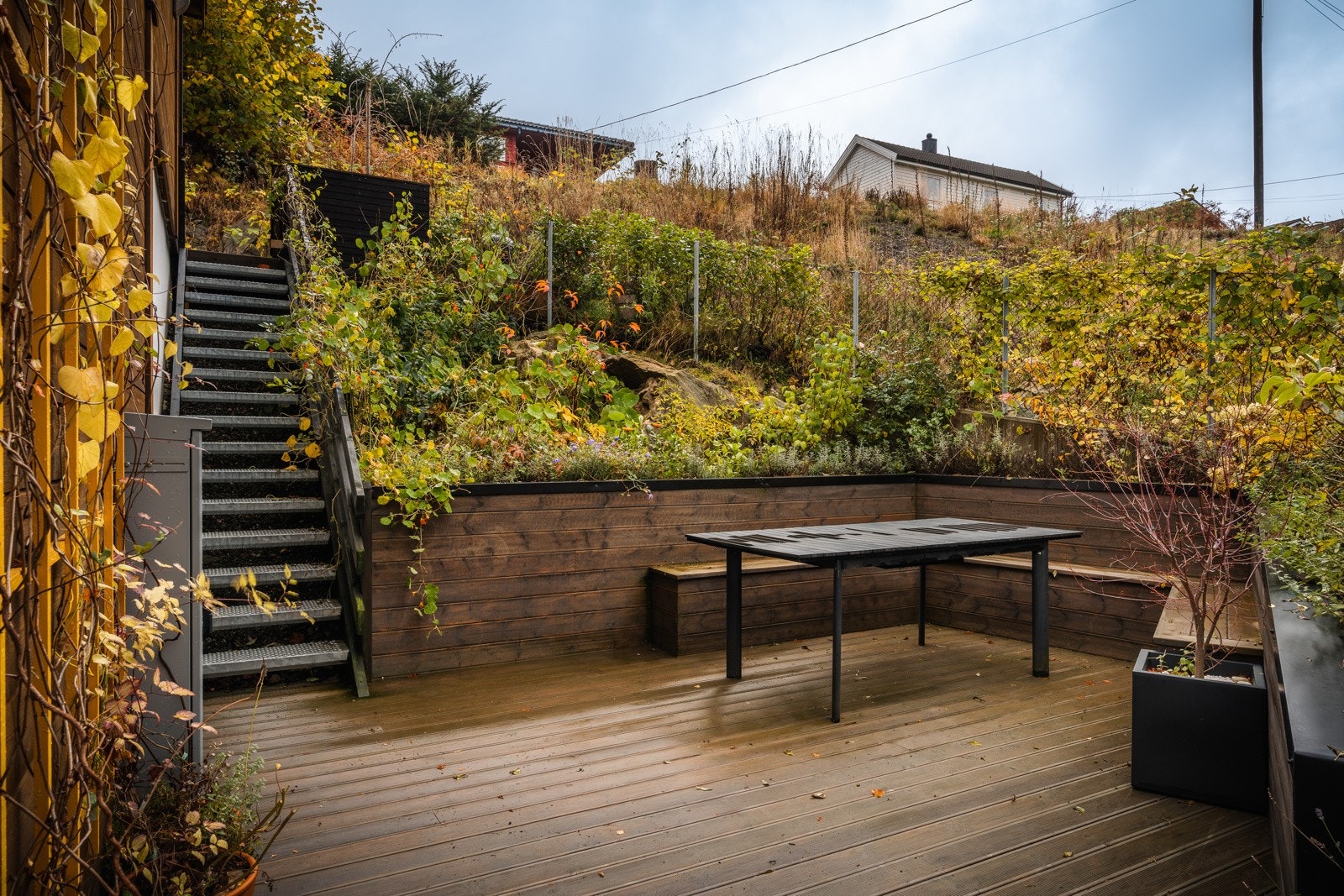 Fra markterrassen kan du gå opp til terrassen bak bygget Galleribilde