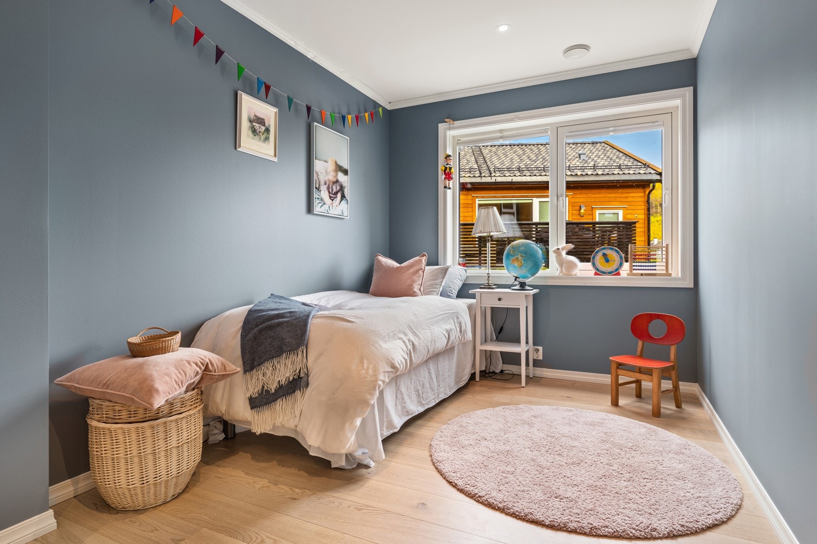 Soverom av god størrelse med stort vindu Galleribilde