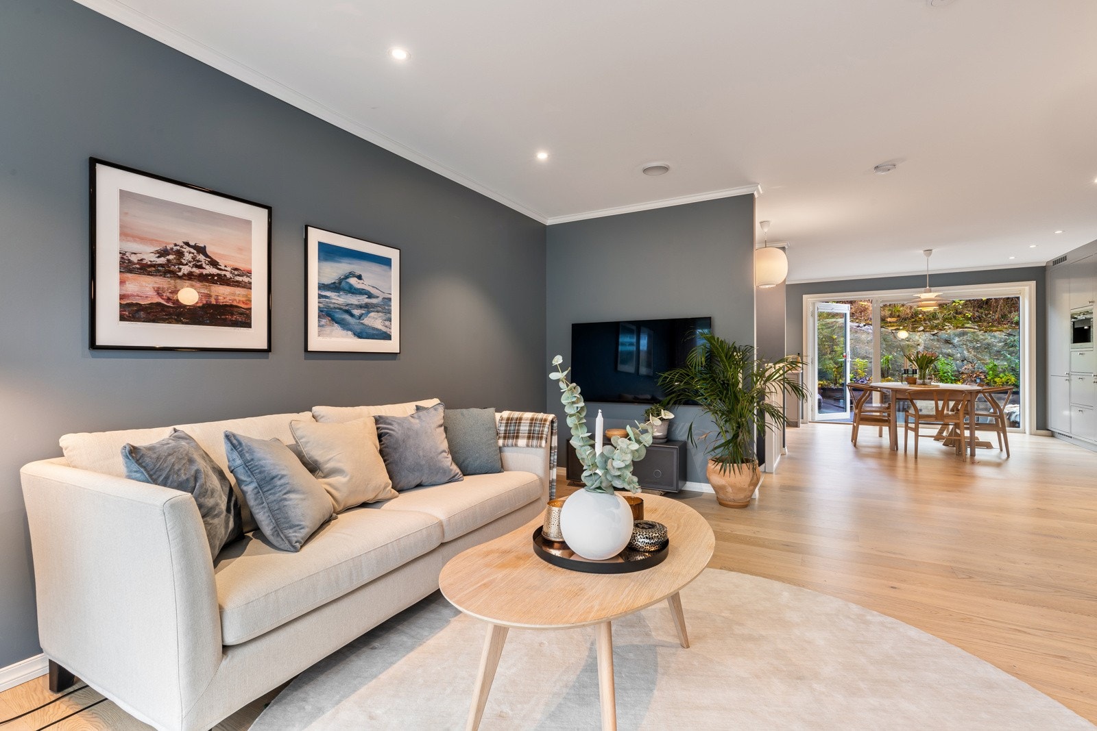 Fra stuen er det åpenløsning mot spiseplass og kjøkken Galleribilde