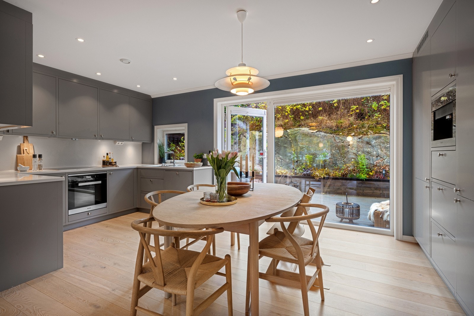 Fra kjøkkenet er det utgang til stor terasse Galleribilde