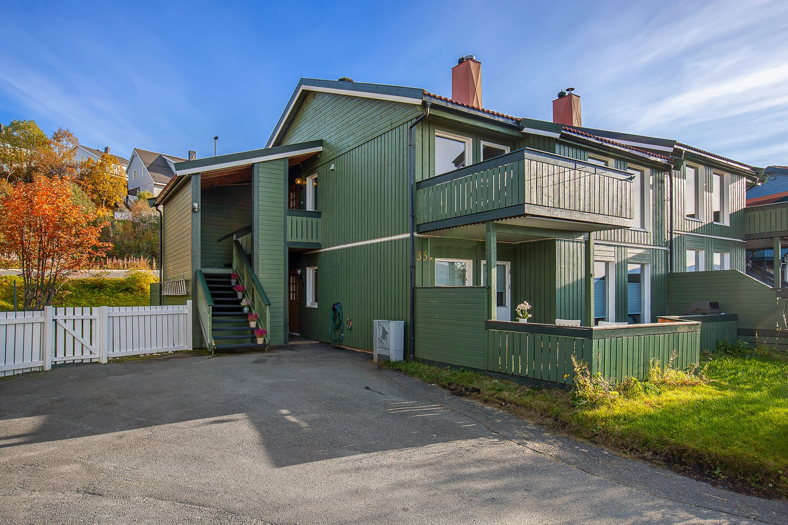 Boligen ligger i et hyggelig sameie med 4 seksjoner