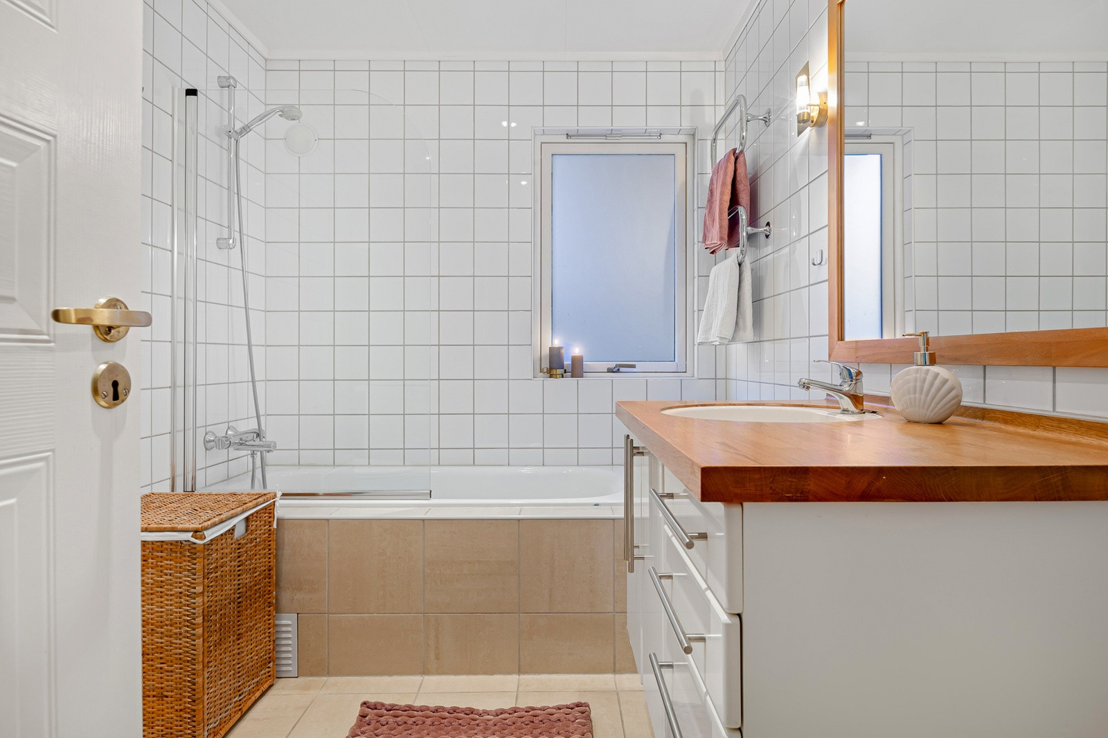 Her finner du badekar med dusj