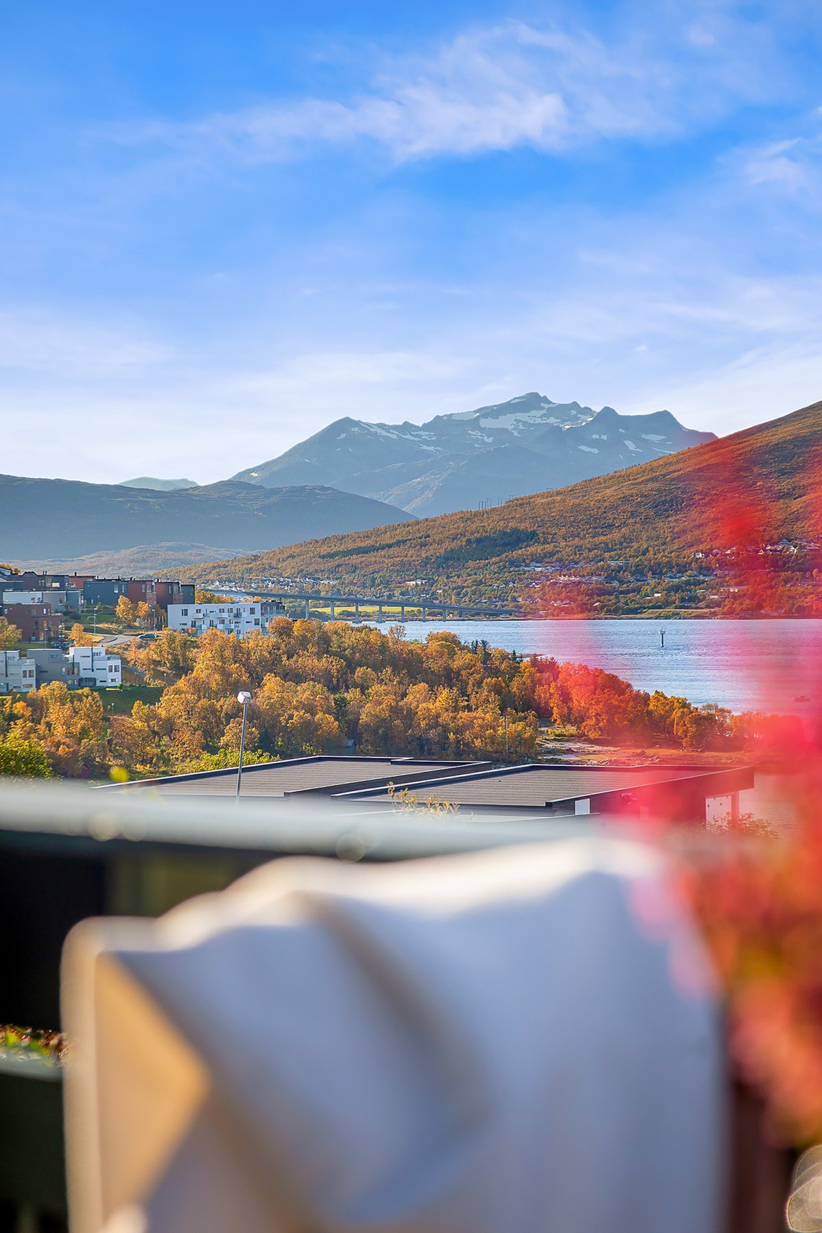 Her nyter du gode solforhold og en magisk utsikt over mot Kvaløya!
