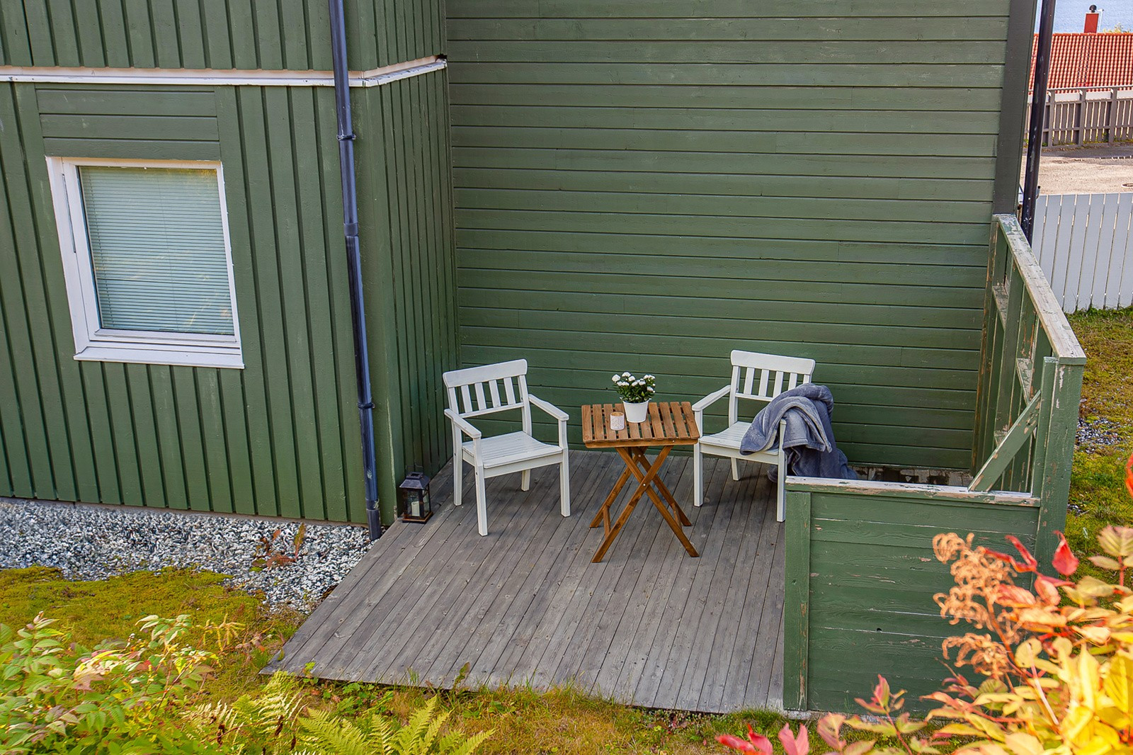 Avsideliggende platt med plass til sittegruppe