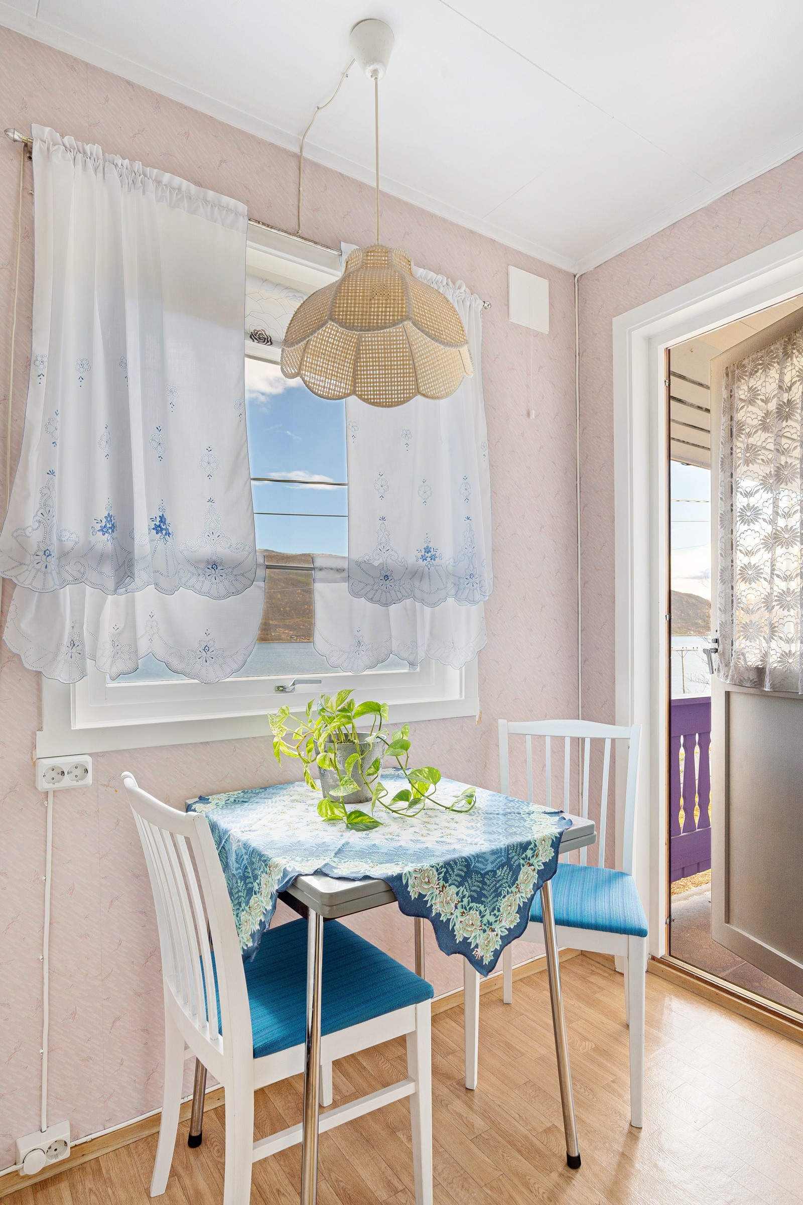 Spiseplass på kjøkkenet - perfekt sted å nyte morgenkaffen og utsikten!
