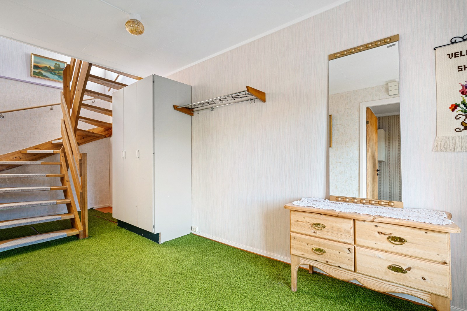I gangen er det god plass til garderobeløsning