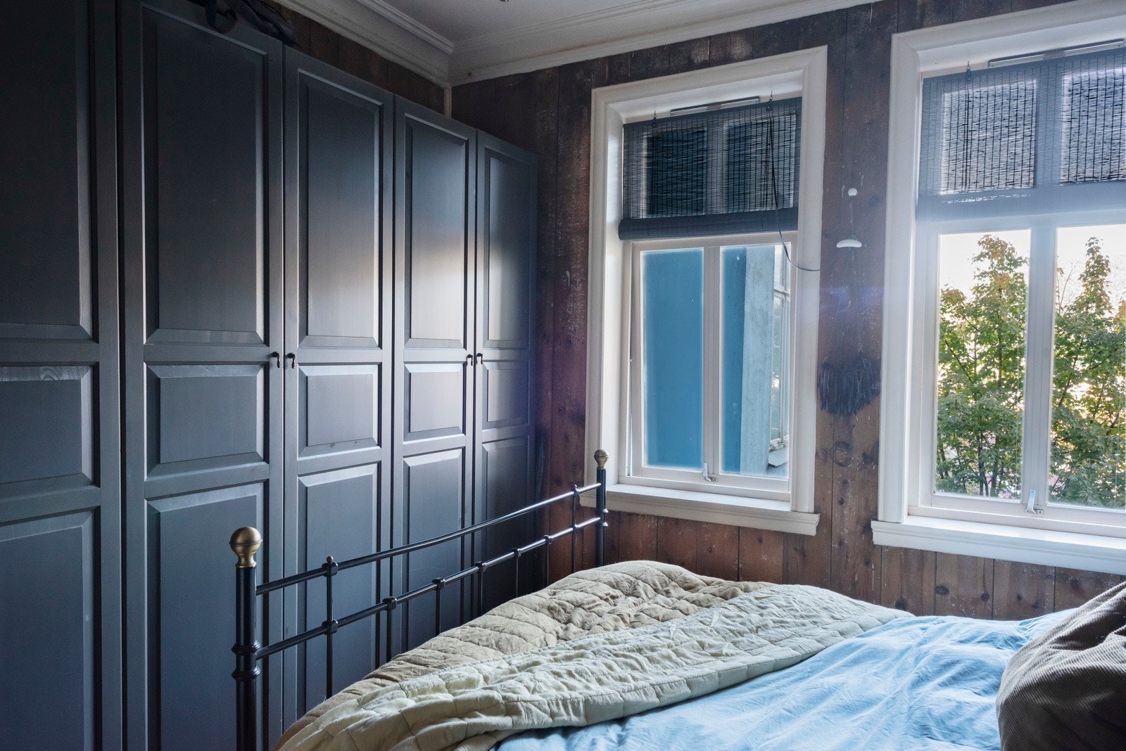 Rikelig med garderobeplass på soverommet. Galleribilde