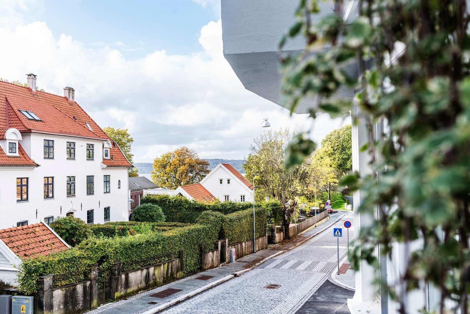 Infrastrukturen i Haugeveien er rustet opp til bossug, nye brede fortau, brosteinsbelagte gater, murer og belysning. Resultatet taler for seg selv og byens flotteste gate er bare blitt enda flottere. Galleribilde