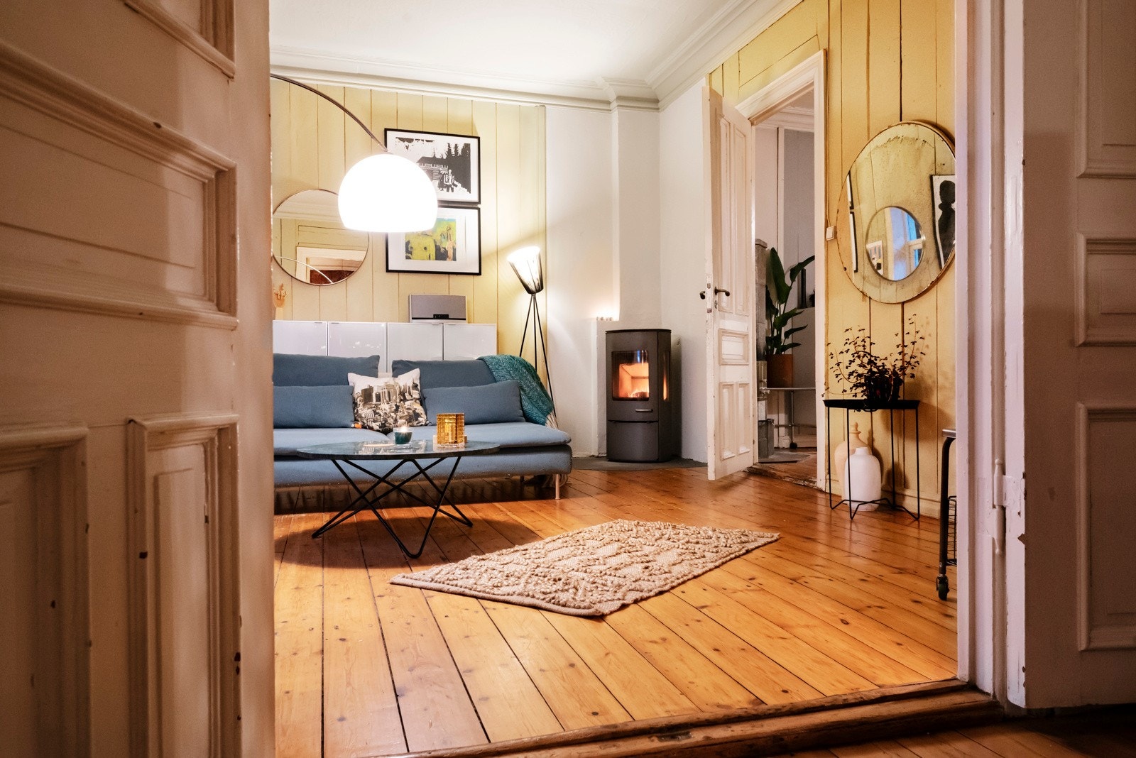 Massive doble foldedører, rosetter, smijernsbalkong, ildsteder og furugulv er noen av de vakre elementene som gjør denne leiligheten så unik som den er. Selger har bodd her i over 18 år og stortrives i alle år. Galleribilde