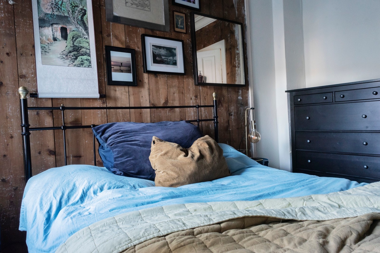 Meget pent soverom med tømmervegg og lyse overflater. Galleribilde