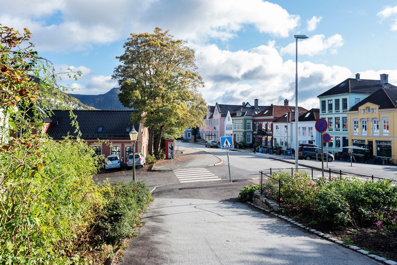 Når en gå til byen går en via Klosteret. Et hyggelig sted hvor det er kafé, uteservering og sittegrupper. I Klostergaten ligger også Baker Brun med nybakt brød og fersk kaffe. En ekte nabolagsidyll. Galleribilde