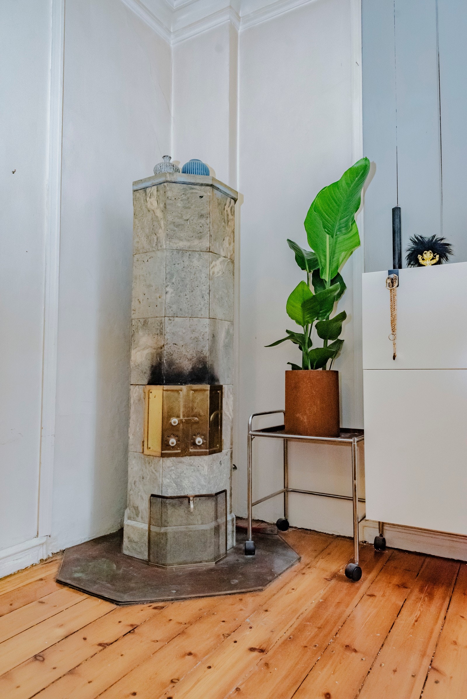 Ildsted på kontor med klebersteinsovn. Klebersteinsovn er frakoblet, men kan kobles til pipeløp. Galleribilde