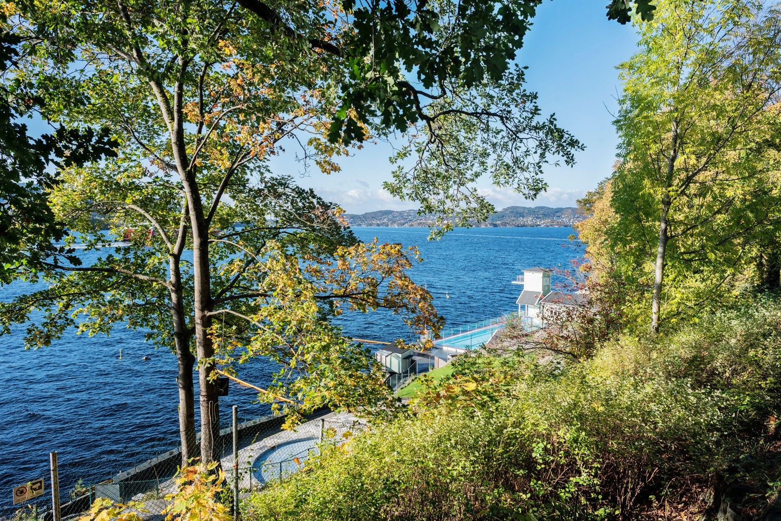 I Nordnesparken ligger blant annet Nordnes sjøbad med oppvarmet basseng året rundt. I tillegg er isbading på vinteren populært her ute på halvøyen. Galleribilde