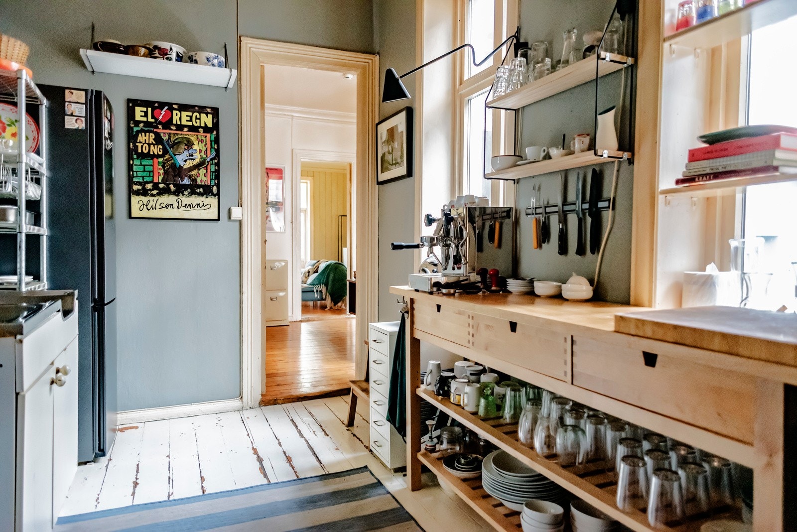 Kjøkkenet er satt opp en stilig måte, men kjøkkenet må forventes å byttes ut. Galleribilde