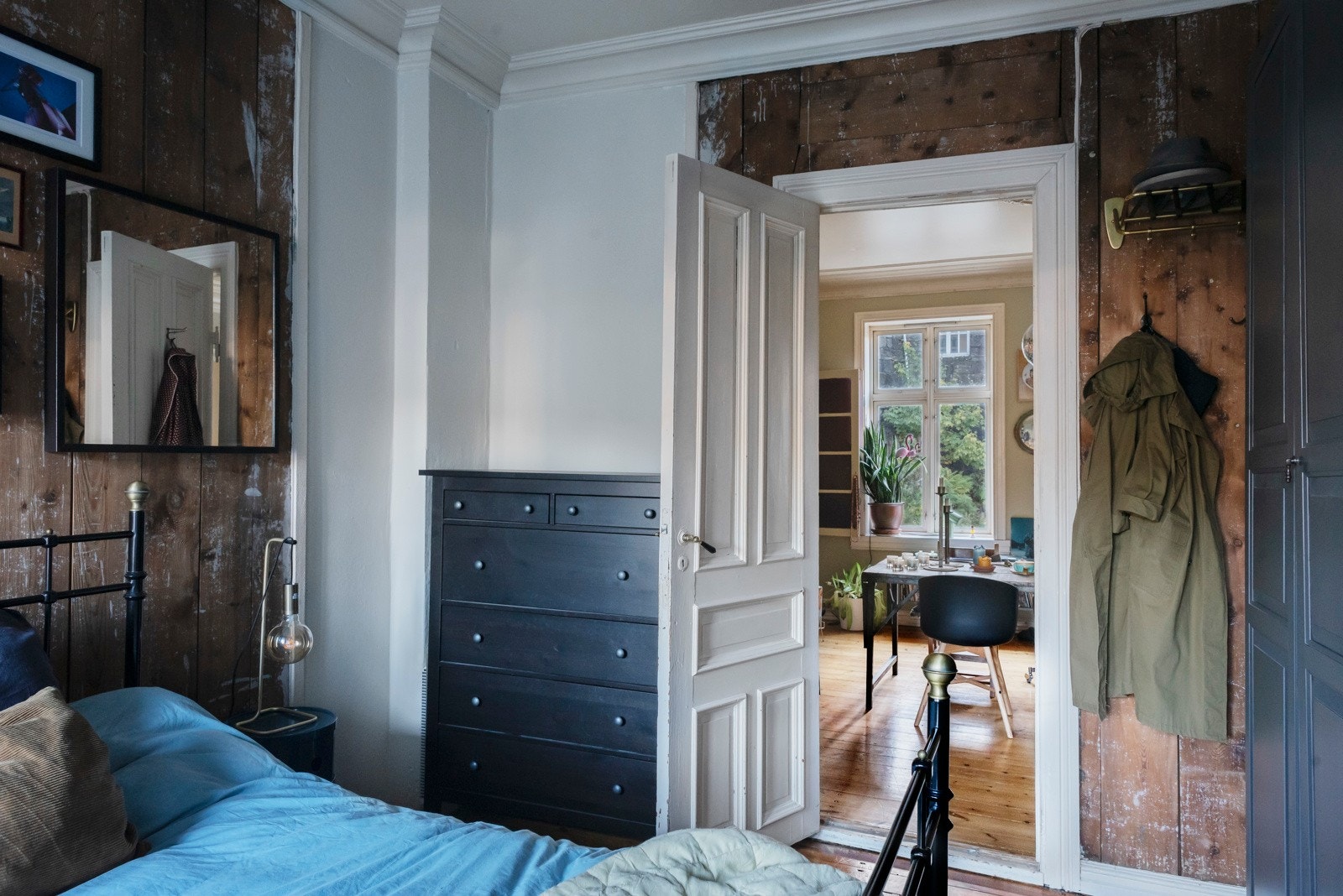 Soverommet er vendt bort fra gaten og inn mot en rolig bakgård. Galleribilde