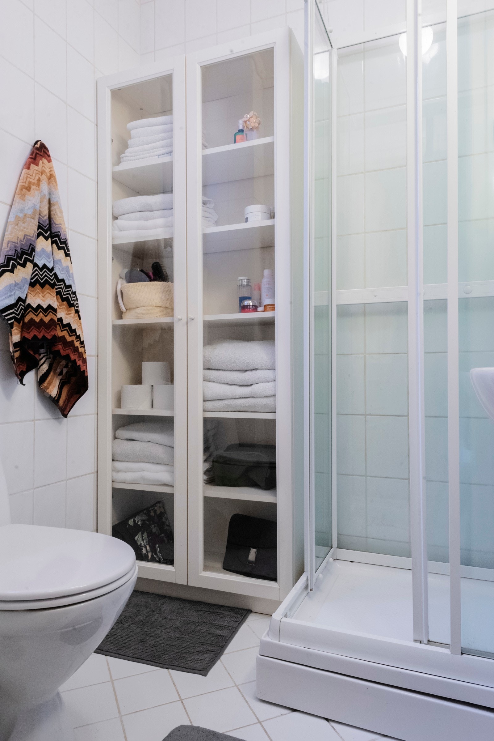 Bad med keramiske fliser på gulv/vegger og takplater i himling. Dusjkabinett har bunn og bakvegger. Dusjvann går direkte til sluk. Galleribilde