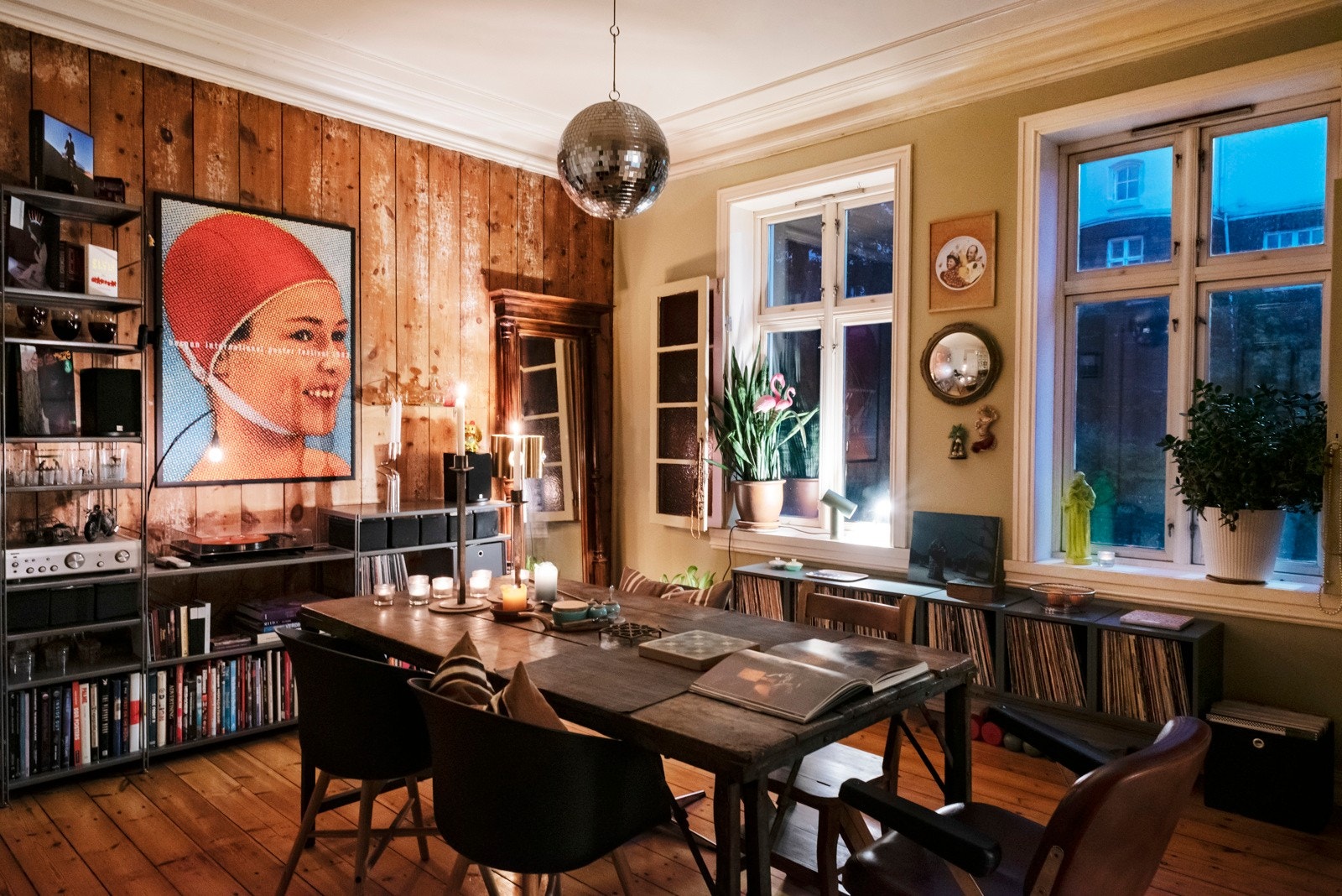 Romfølelse, karakter og særpreg er stikkord som beskriver denne leiligheten godt. Takhøyden i store deler av leiligheten er opp under 3 meter og de store vinduene gir godt med lysinnslipp. Galleribilde