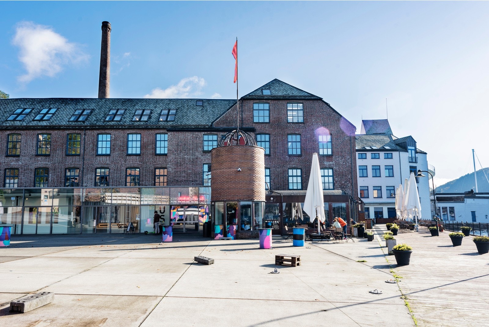 Av fritidstilbud er det aktiviteter i Nordneshallen, Nordnesbanen eller dansing/konserter på Verftet. Her er det også restaurant og uteservering. Havrommet på Munkebryggen, med fast Bymarked, Bondens marked, lokal mat, konserter, fotball er også populært! Galleribilde