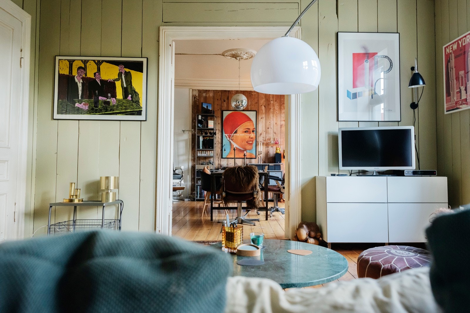 Stue og spisestue som perler på en snor. Totalt 3 stuer i leiligheten. Kom på visning og føl på den gode atmosfæren Galleribilde