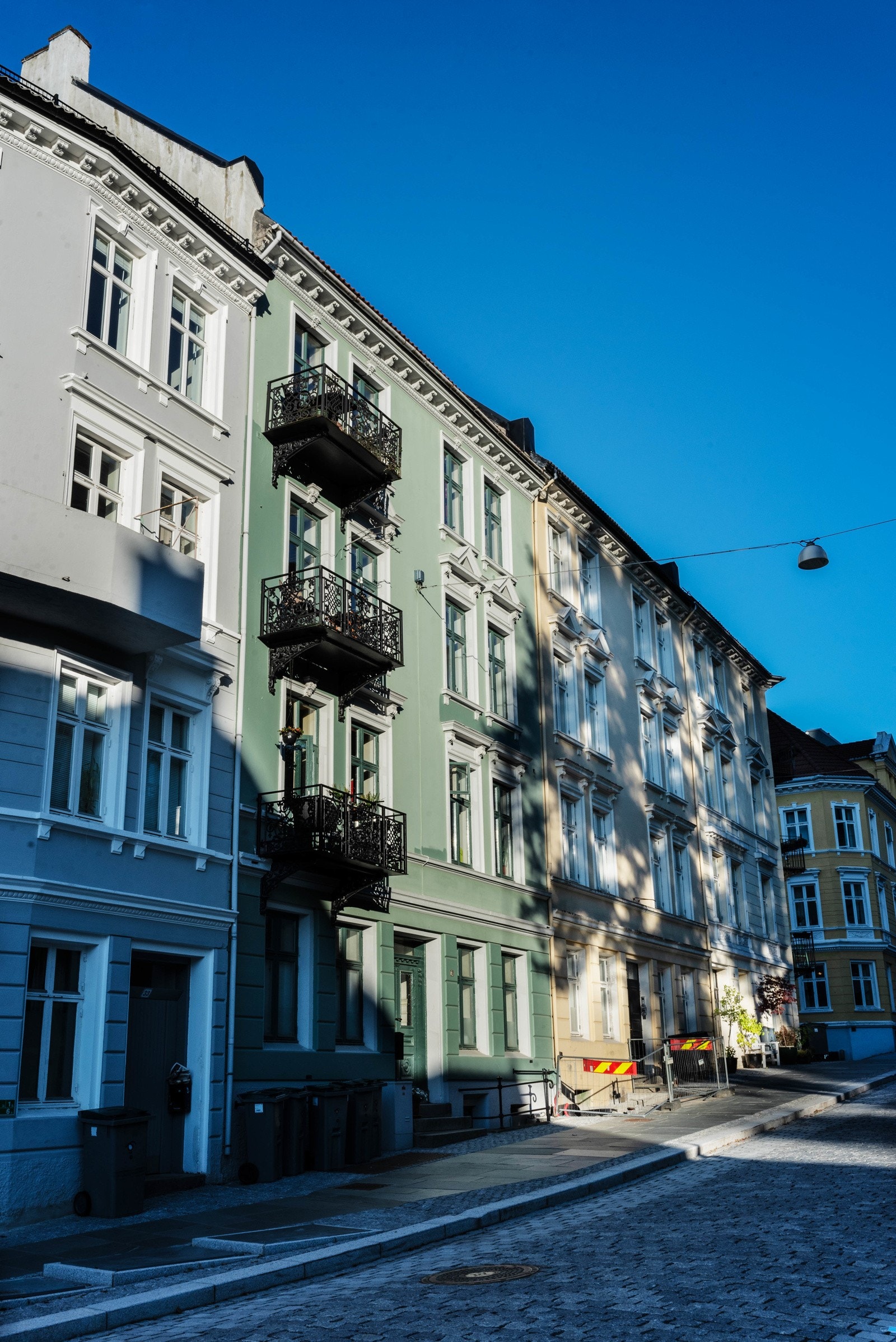 Dette er en mulighet som en sjelden gang kommer på Nordnes. Bygget er oppført i 1899 og rent arkitektonisk fremstår bygget som et prakteksemplar av den gamle klassiske murbebyggelsen fra tidlig 1900-tallet Galleribilde