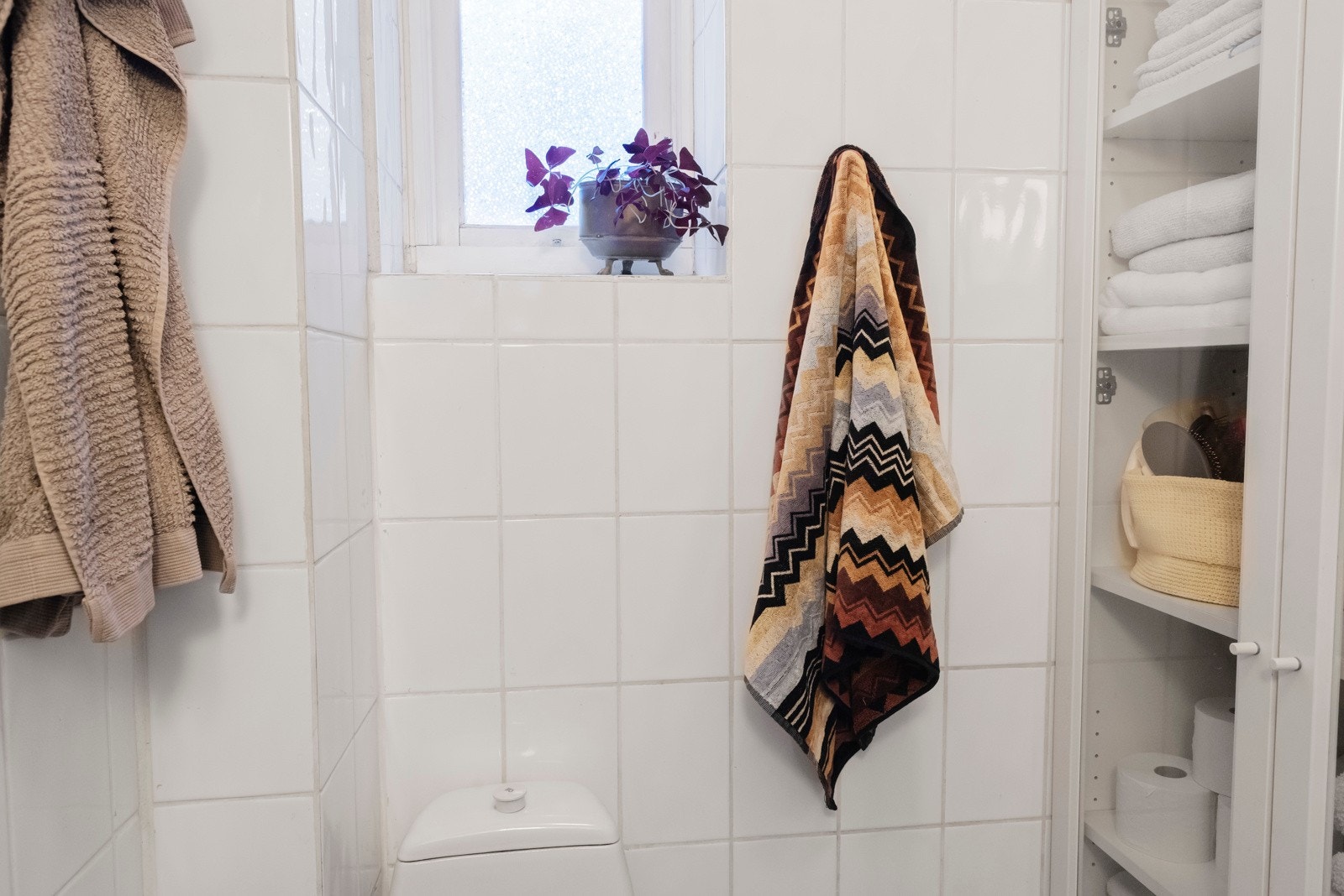 Badet ble modernisert i 1991 i regi av tidligere eier og en må forvente at kjøper ønsker å byget nytt bad. Galleribilde