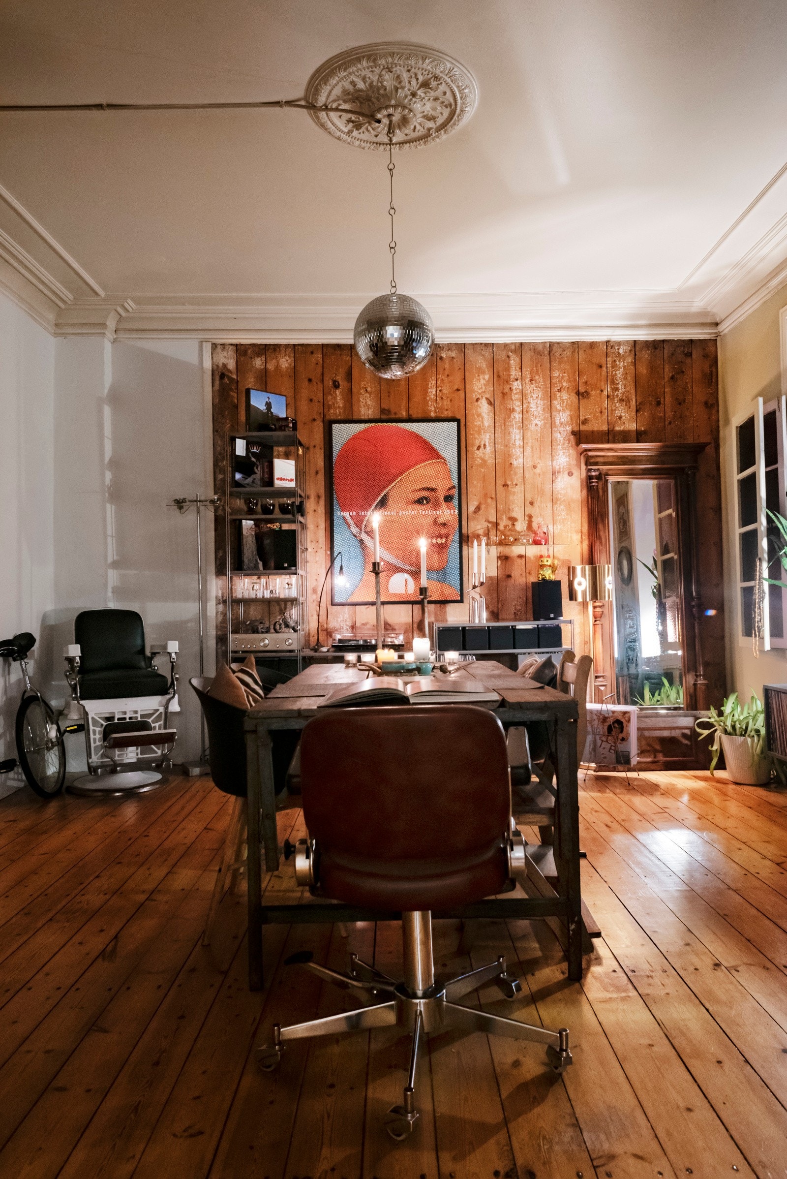 Denne leiligheten må betegnes som en sjelden "godbit". Her er det enormt med potensiale. Legg merke til den nydelige rosetten i taket. Galleribilde