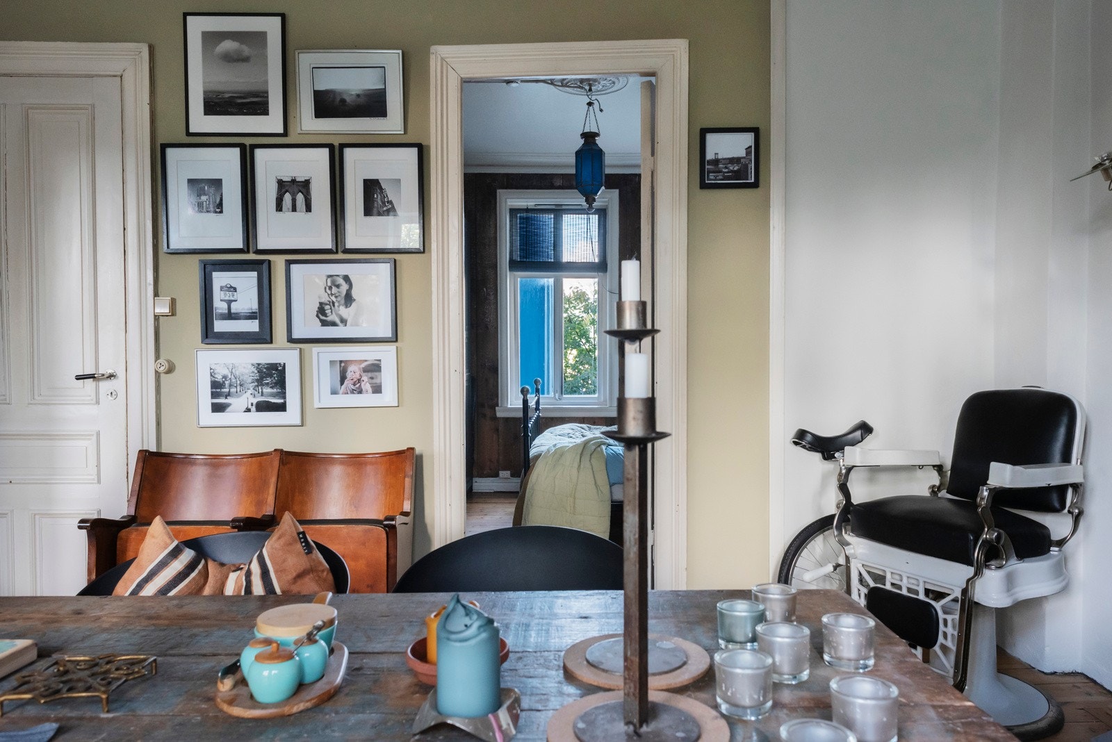 Døren midt i bildet er inn til et soverom. Galleribilde