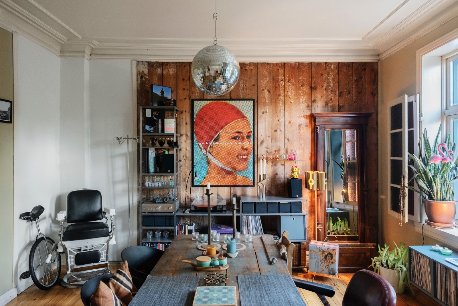 Takhøyde, dype vinduskarmer og massivt listverk Galleribilde