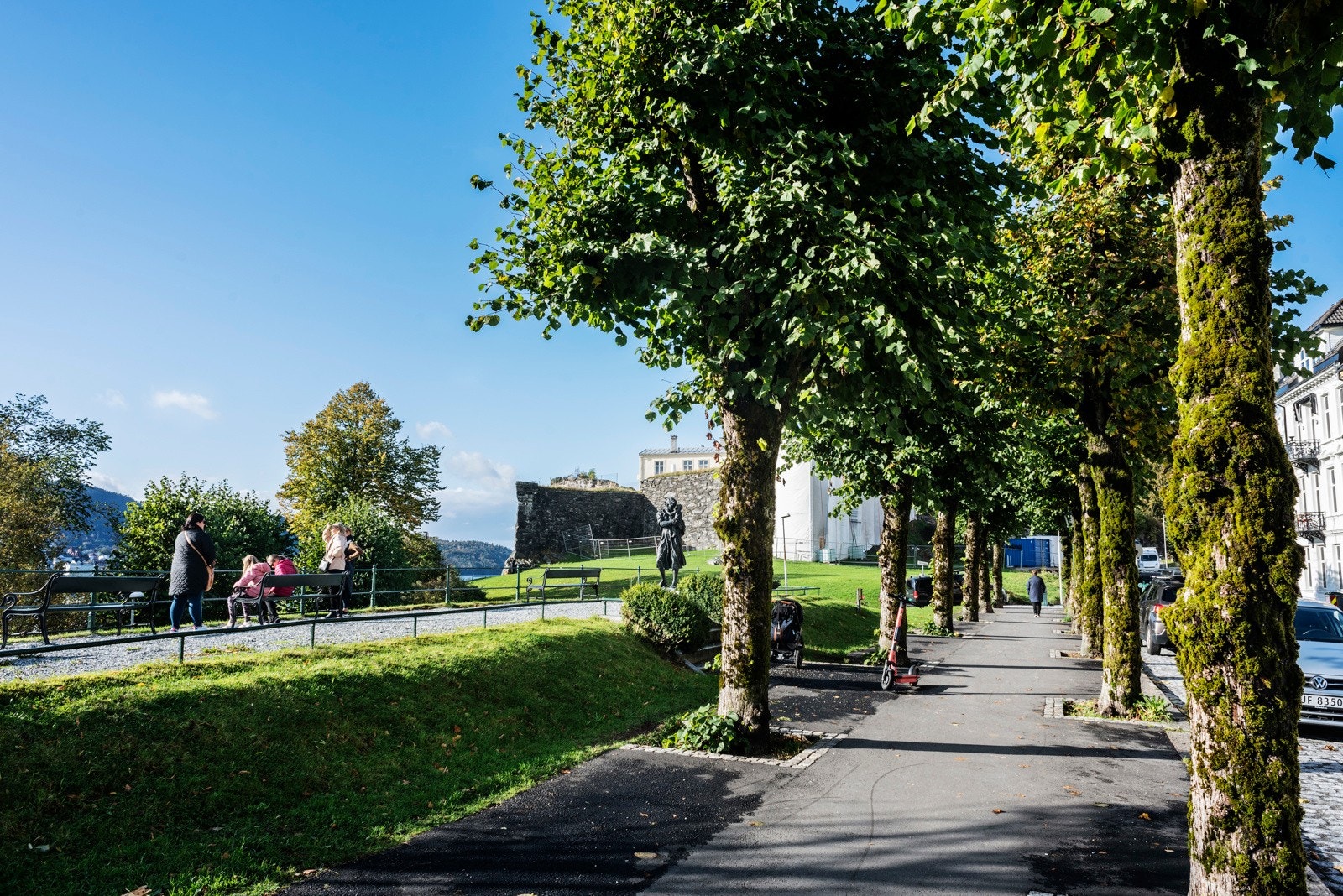 Haugeveien er en av byens mest kjente gater og hovedgaten på Nordnes. Galleribilde