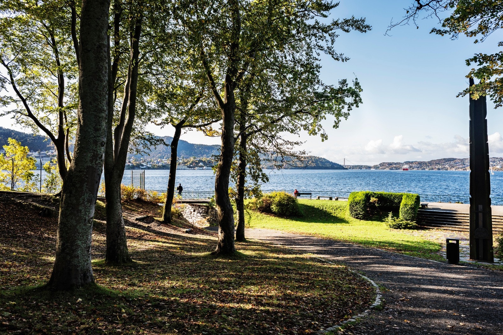 Nordnesparken har et øvre nivå omkring Nordnes skole og et lavere større område nede mot Puddefjorden / Byfjorden. Galleribilde