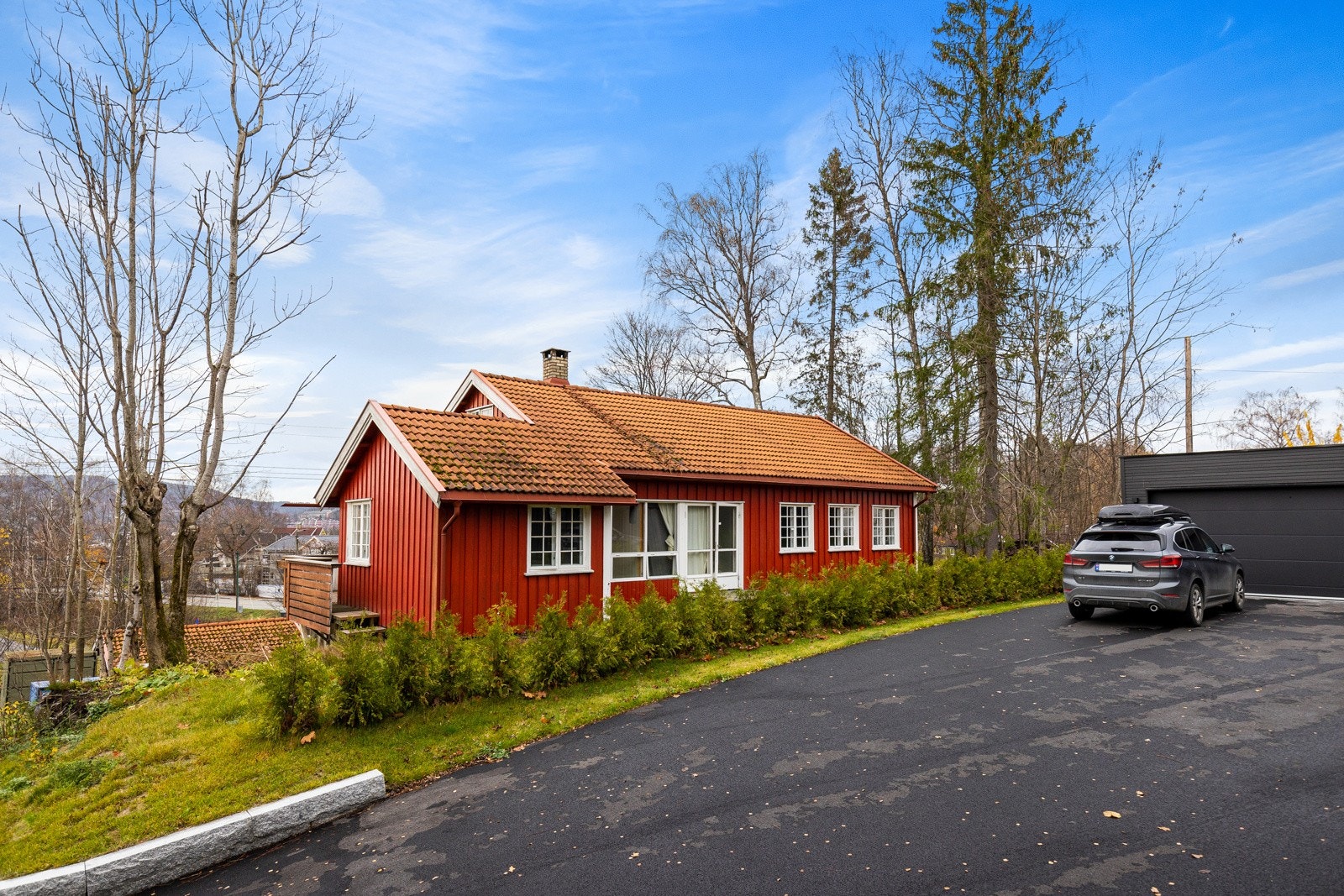 Det er gjennomgående behov for oppussing, og boligen er perfekt for noen som ønsker å sette sitt eget preg. Galleribilde