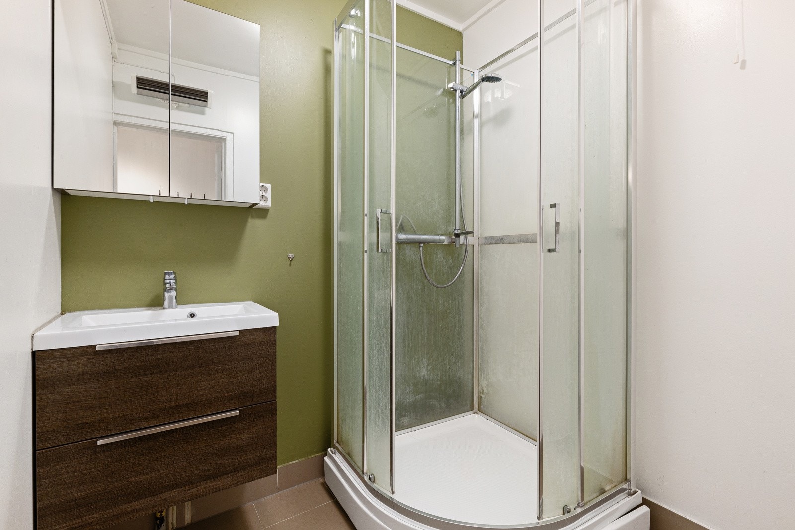 Opplegg for vaskemaskin og tørketrommel. Galleribilde