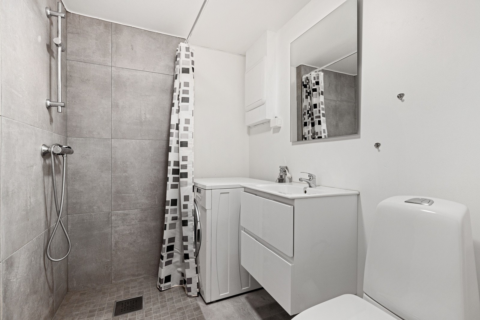 Moderne bad i tilknytning til praktikantdel med innredning fra 2020. Opplegg for vaskemaskin. Galleribilde