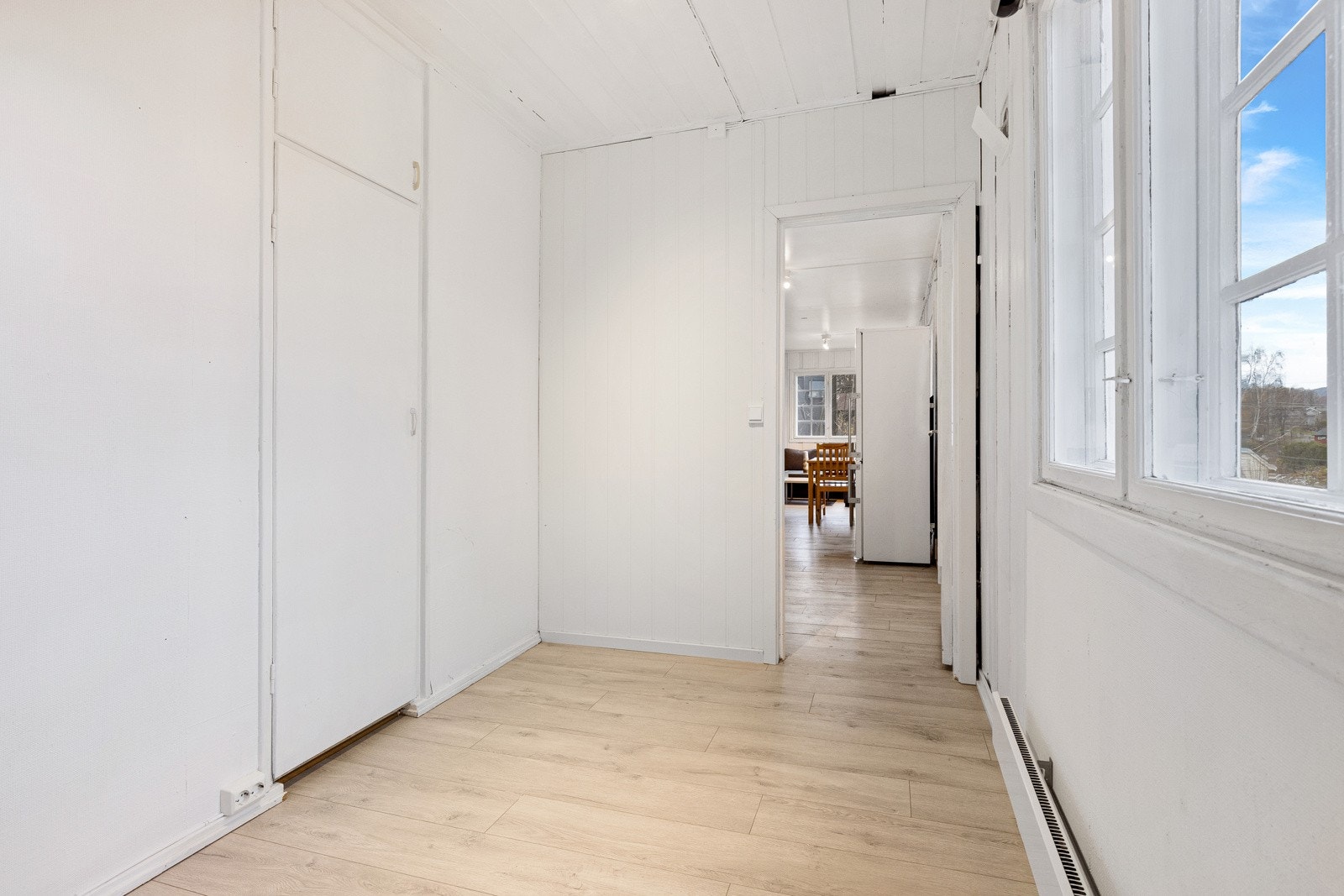 Lyst og hyggelig soverom med store vindusflater. Galleribilde